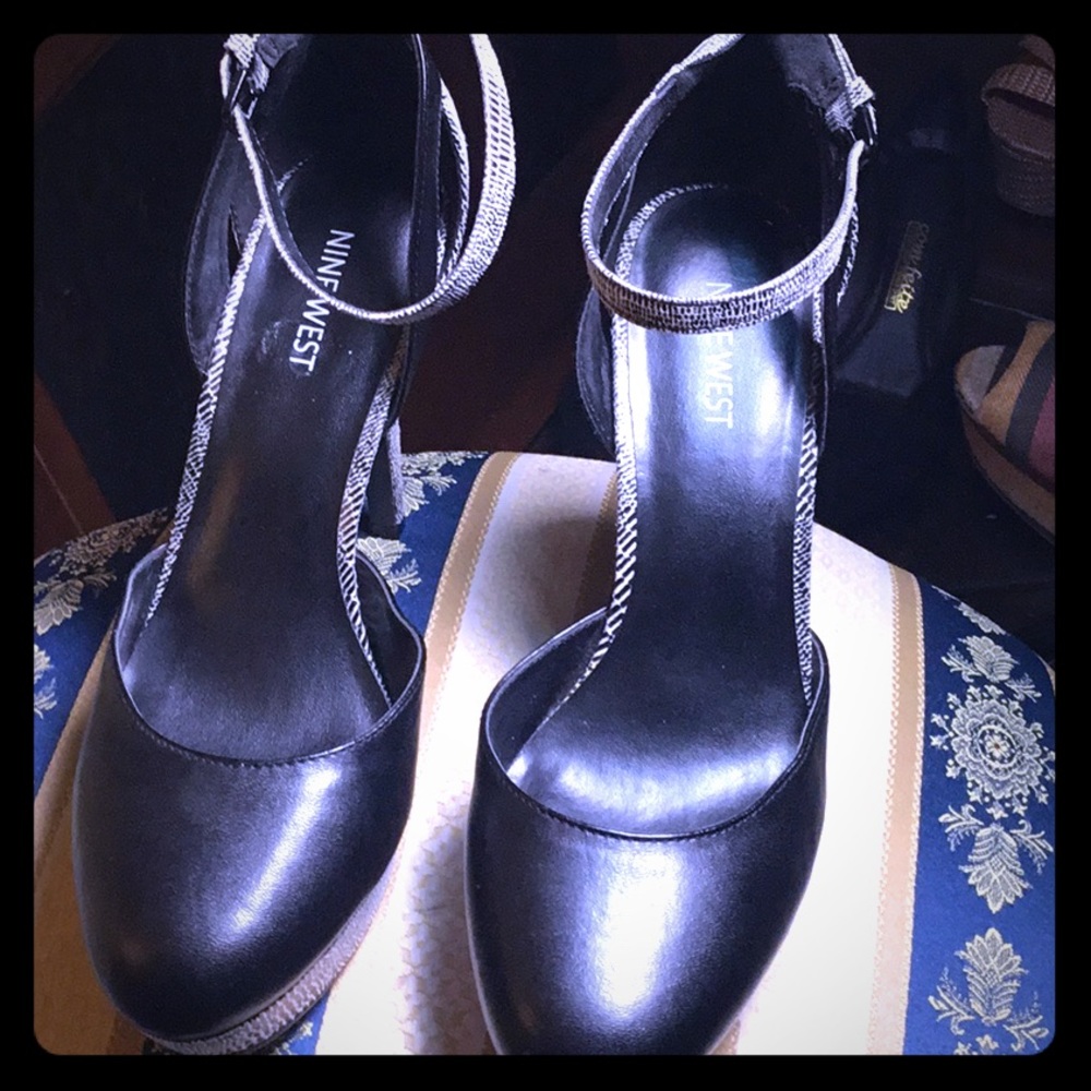 🤩Black and White Platform Heels🤩